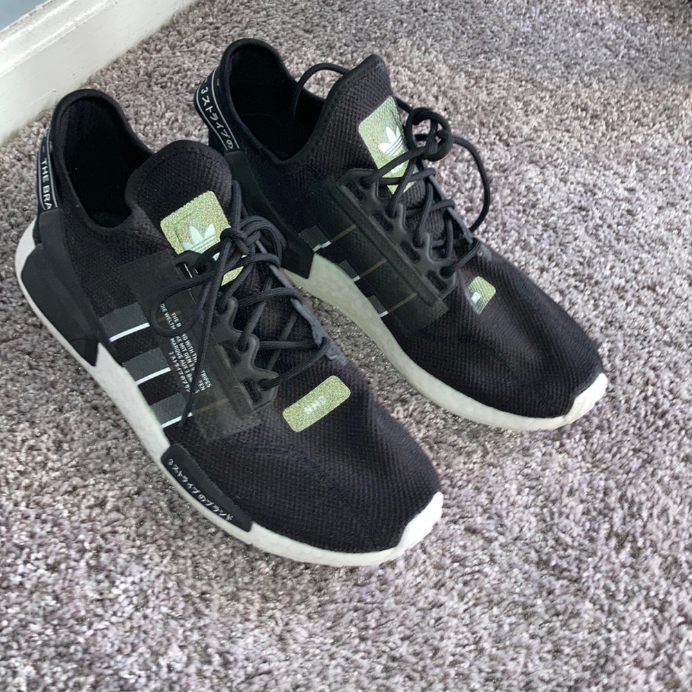 NMD R1 V2 adidas